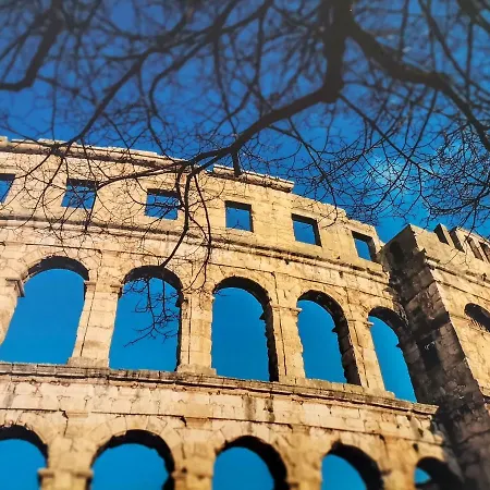 Cave With Free Parking Apartment Pula